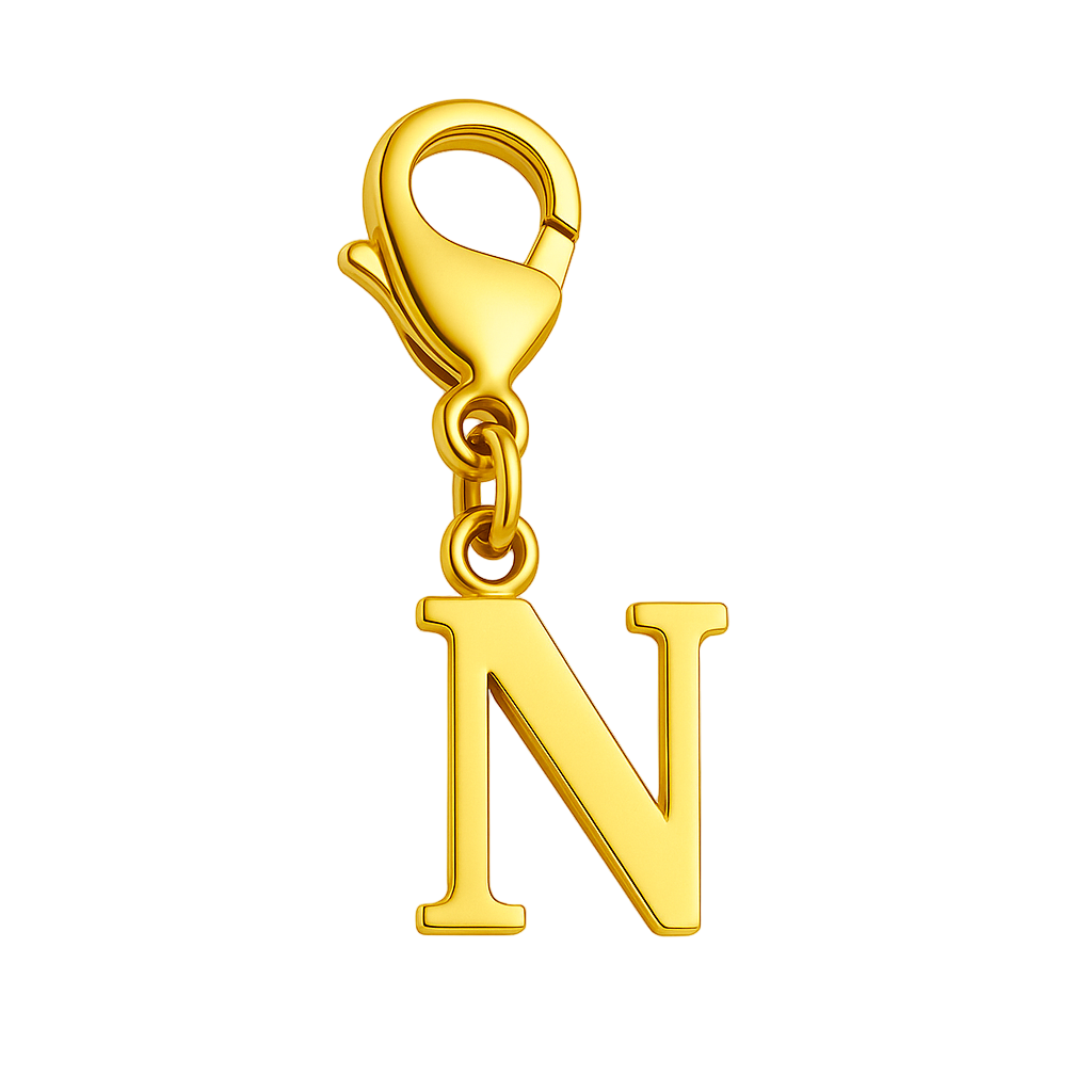 Charm N gold vor weißen Hintergrund