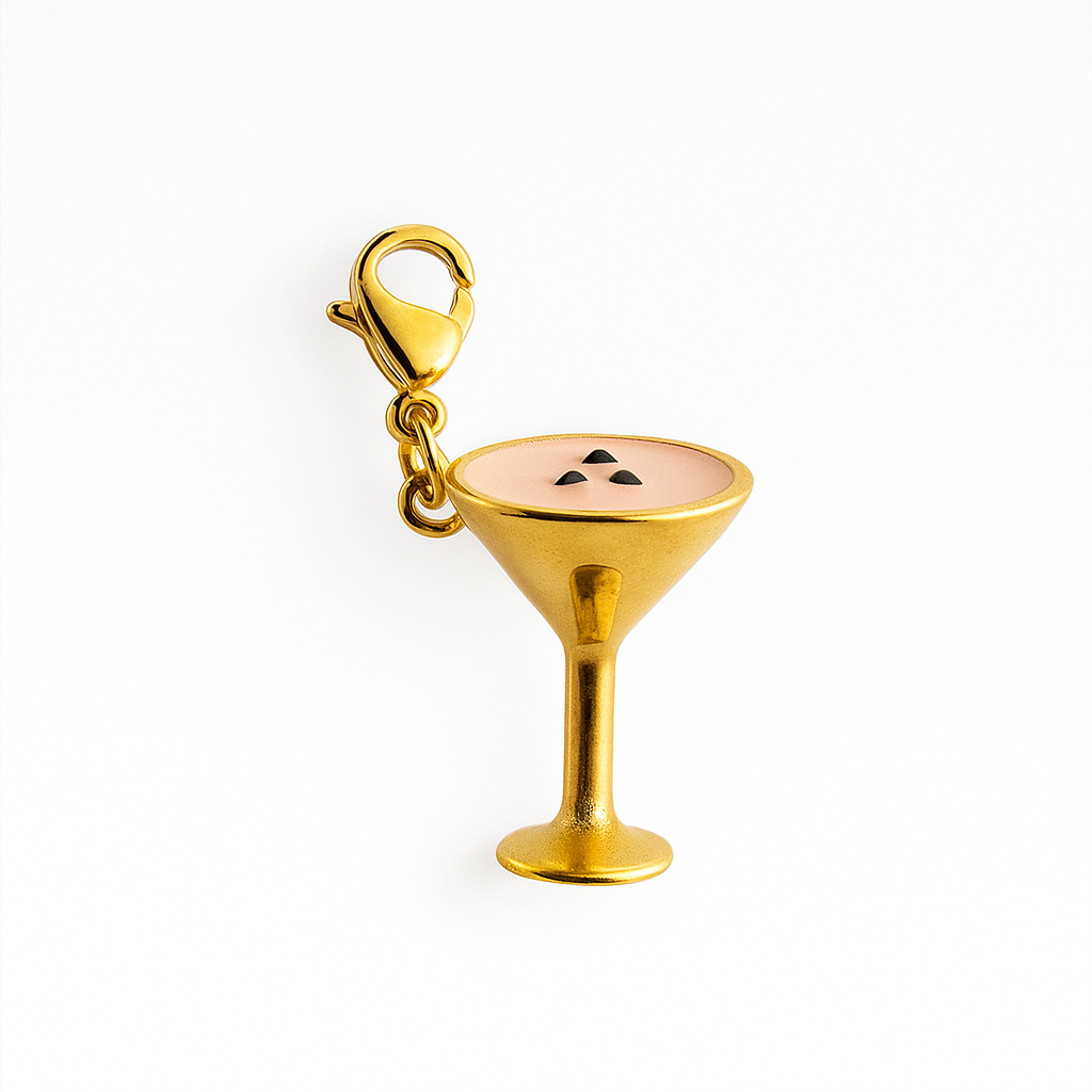 Goldener Espresso Martini Charm vor weißem Hintergrund
