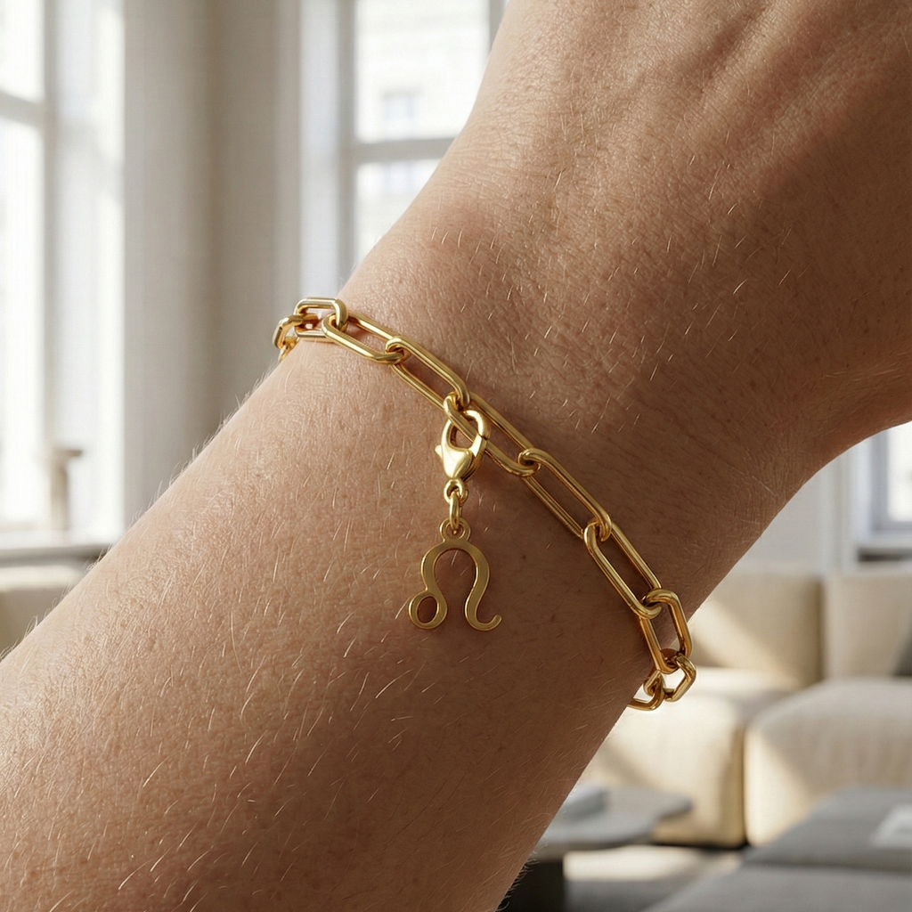 Charm Sternzeichen Löwe in gold hängt an goldenem Armband am Handgelenk. Im Hintergrund stylische Altbauwohnung