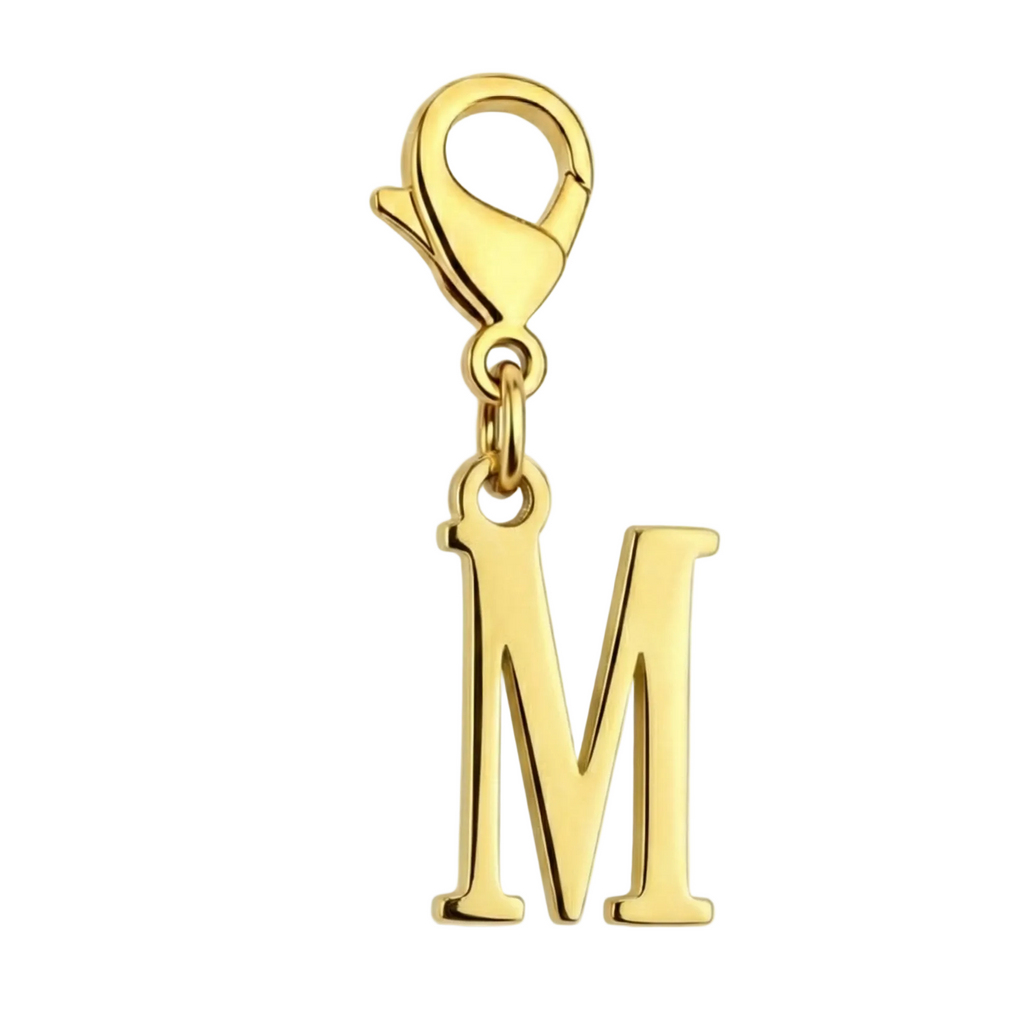 M Charm vor weißem Hintergrund