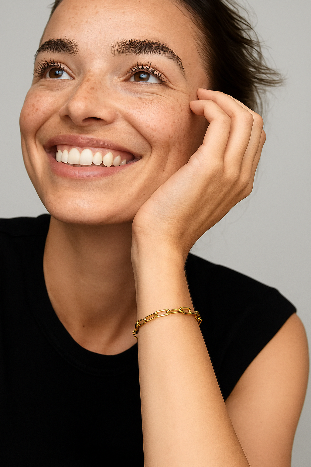 Goldenes Charm Armband - Detailansicht mit personalisierbaren Anhängern