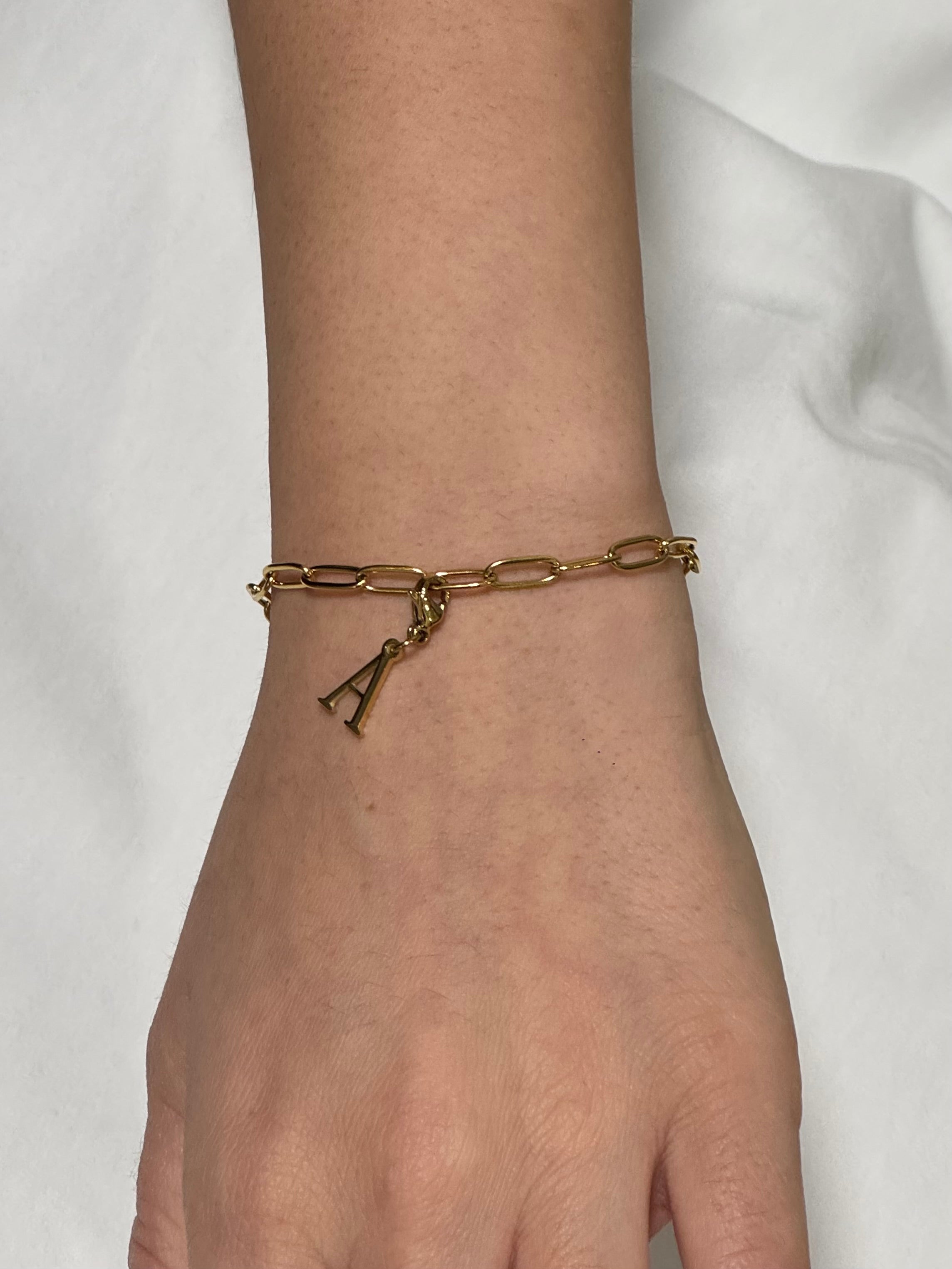 Goldenes Charm Armband - Lifestyle Aufnahme am Handgelenk